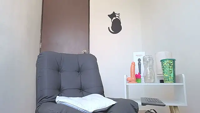 Snapshot of Saturno_v chatting on October 17, 2025, 2:19 pm Saturno v online show from October 17, 2025, 2:19 pm