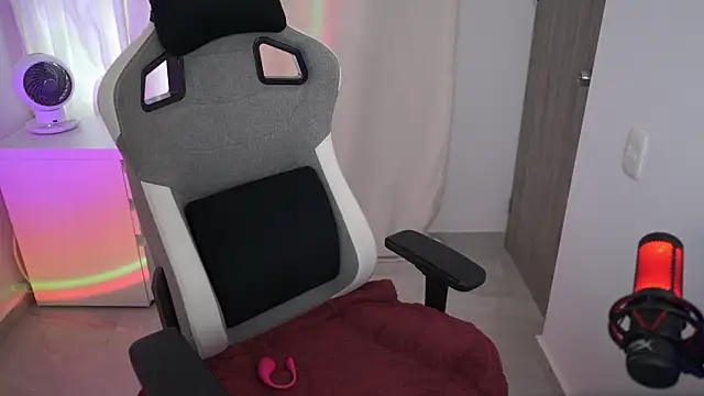 anyacutex online show from December 4, 2025, 8:39 pm