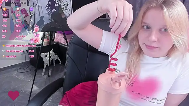 Snapshot of KarambaMoon chatting on January 15, 2025, 3:11 am KarambaMoon online show from January 15, 2025, 3:11 am