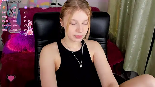 Snapshot of KarambaMoon chatting on February 1, 2025, 8:47 pm KarambaMoon online show from February 1, 2025, 8:47 pm