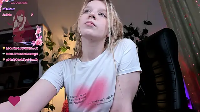 Snapshot of KarambaMoon chatting on February 2, 2025, 3:32 am KarambaMoon online show from February 2, 2025, 3:32 am