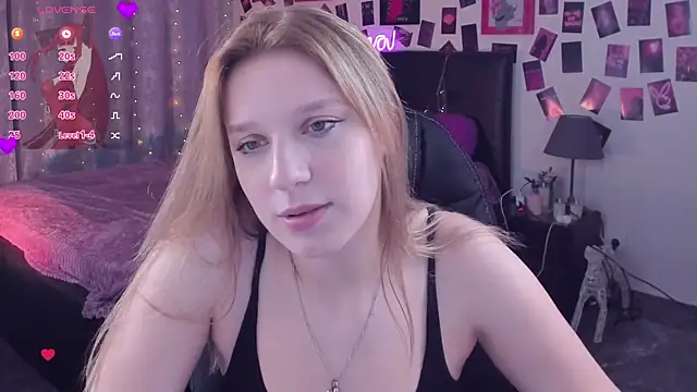 Snapshot of KarambaMoon chatting on October 4, 2025, 8:51 pm KarambaMoon online show from October 4, 2025, 8:51 pm