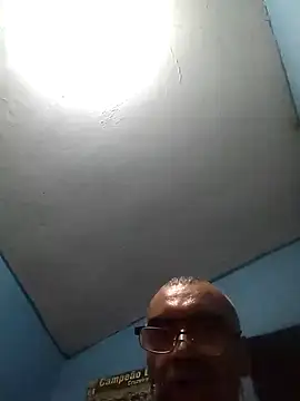 hugosafado333 online show from December 14, 2024, 3:18 am