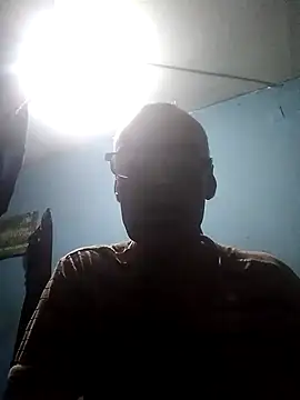 hugosafado333 online show from December 17, 2024, 5:29 am