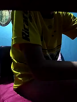 hugosafado333 online show from September 16, 2025, 3:18 am