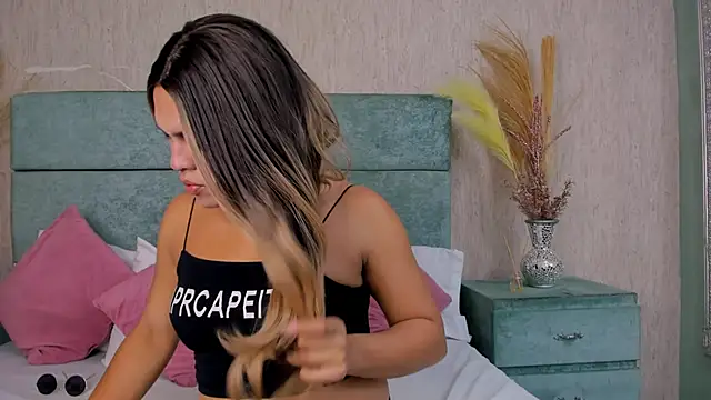 Snapshot of kimCosseyy chatting on October 25, 2025, 1:40 pm kimCosseyy online show from October 25, 2025, 1:40 pm