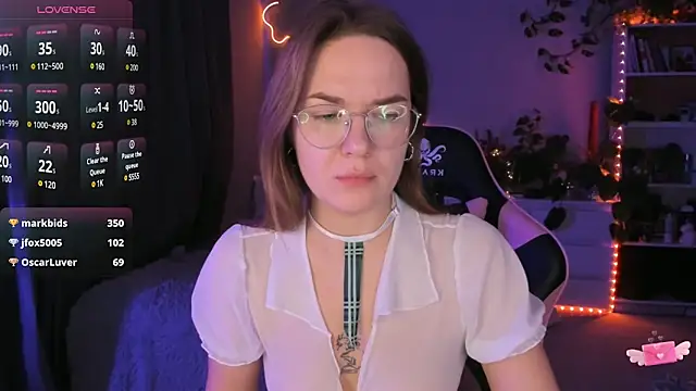 Snapshot of ami_amour_ chatting on December 16, 2024, 2:05 pm ami amour online show from December 16, 2024, 2:05 pm