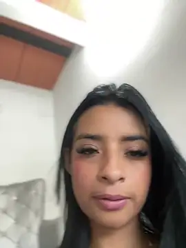 Laura fernandezII online show from January 18, 2025, 9:45 pm