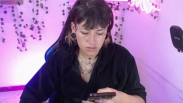 Snapshot of _sharlotte777 chatting on May 4, 2026, 2:24 pm sharlotte777 online show from May 4, 2026, 2:24 pm
