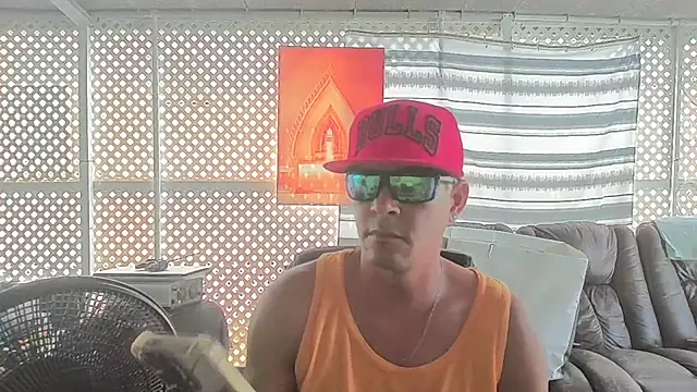 Snapshot of cubano1082 chatting on July 8, 2026, 4:33 pm cubano1082 online show from July 8, 2026, 4:33 pm