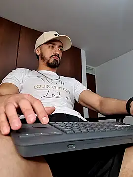 Snapshot of MAXIMUS_MASTE3 chatting on March 16, 2025, 10:42 pm MAXIMUS MASTE3 online show from March 16, 2025, 10:42 pm