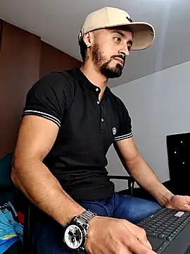 Snapshot of MAXIMUS_MASTE3 chatting on March 23, 2025, 4:27 am MAXIMUS MASTE3 online show from March 23, 2025, 4:27 am