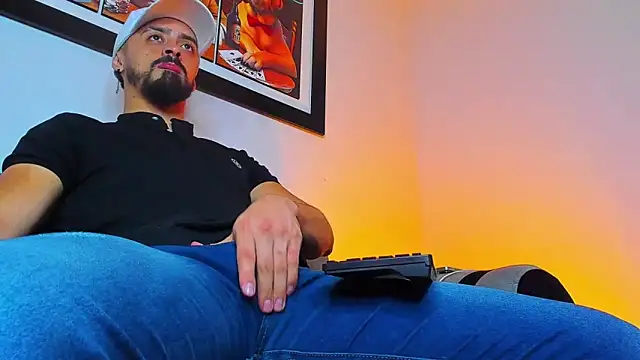 Snapshot of MAXIMUS_MASTE3 chatting on September 24, 2025, 8:01 pm MAXIMUS MASTE3 online show from September 24, 2025, 8:01 pm