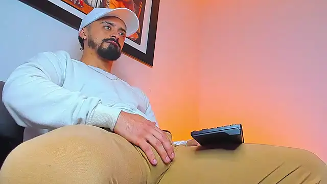 Snapshot of MAXIMUS_MASTE3 chatting on October 6, 2025, 11:35 pm MAXIMUS MASTE3 online show from October 6, 2025, 11:35 pm