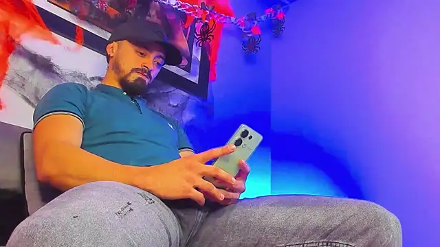 Snapshot of MAXIMUS_MASTE3 chatting on October 9, 2025, 8:40 pm MAXIMUS MASTE3 online show from October 9, 2025, 8:40 pm