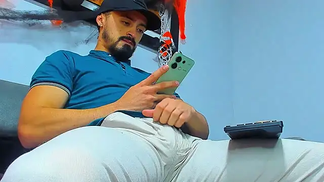 Snapshot of MAXIMUS_MASTE3 chatting on October 11, 2025, 8:40 pm MAXIMUS MASTE3 online show from October 11, 2025, 8:40 pm