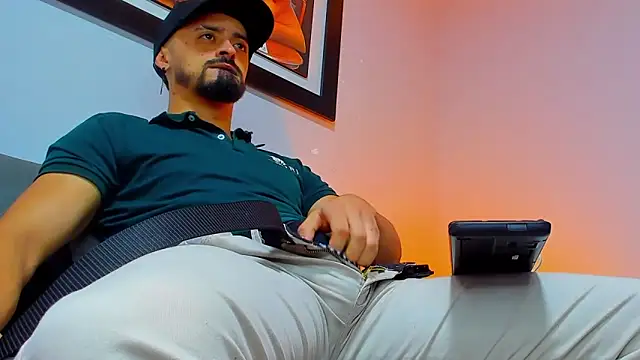 Snapshot of MAXIMUS_MASTE3 chatting on October 12, 2025, 11:37 pm MAXIMUS MASTE3 online show from October 12, 2025, 11:37 pm