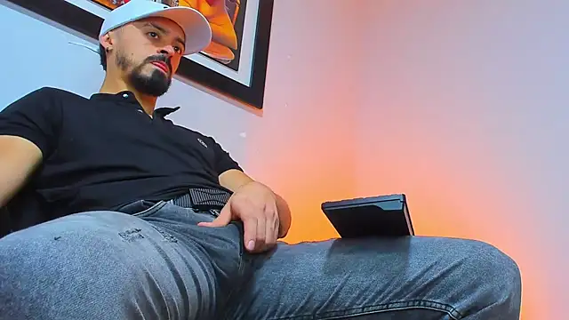 Snapshot of MAXIMUS_MASTE3 chatting on October 17, 2025, 8:44 pm MAXIMUS MASTE3 online show from October 17, 2025, 8:44 pm