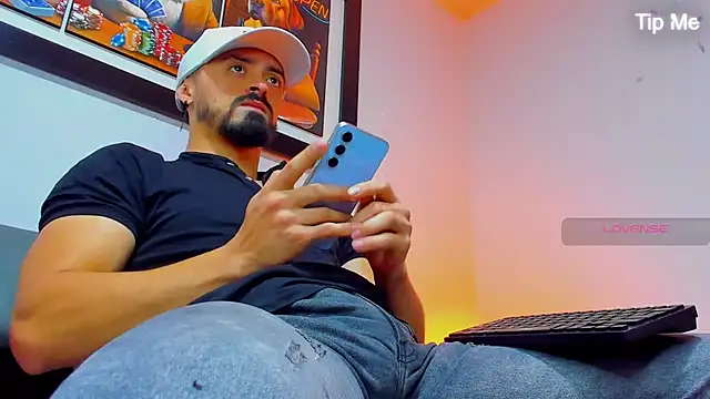 Snapshot of MAXIMUS_MASTE3 chatting on October 19, 2025, 10:32 pm MAXIMUS MASTE3 online show from October 19, 2025, 10:32 pm