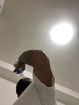 Snapshot of islandvybee55 chatting on March 14, 2025, 4:43 am islandvybee55 online show from March 14, 2025, 4:43 am