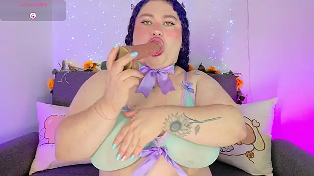 lunitaa0 online show from May 13, 2026, 12:24 pm
