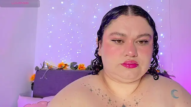 lunitaa0 online show from May 17, 2026, 12:34 pm