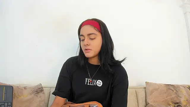 natalia aguirre1 online show from October 14, 2025, 12:28 pm