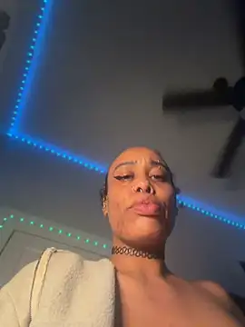 Snapshot of loveluna8 chatting on June 4, 2026, 10:16 pm loveluna8 online show from June 4, 2026, 10:16 pm
