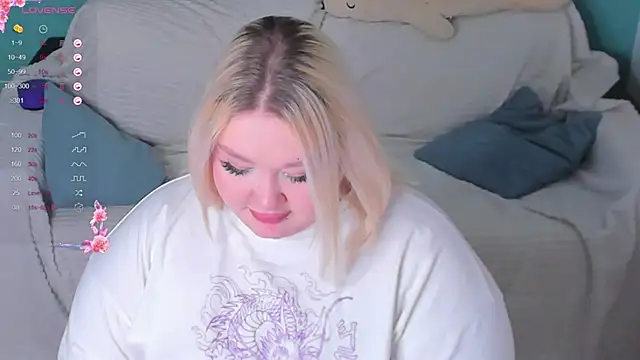 Snapshot of LilyBelll chatting on February 5, 2025, 12:06 pm LilyBelll online show from February 5, 2025, 12:06 pm