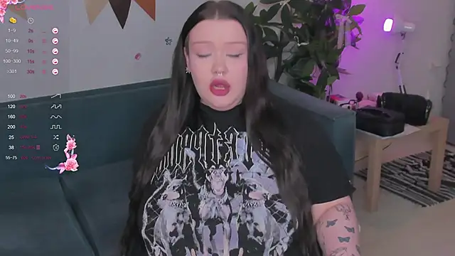 Snapshot of LilyBelll chatting on November 19, 2025, 8:09 pm LilyBelll online show from November 19, 2025, 8:09 pm