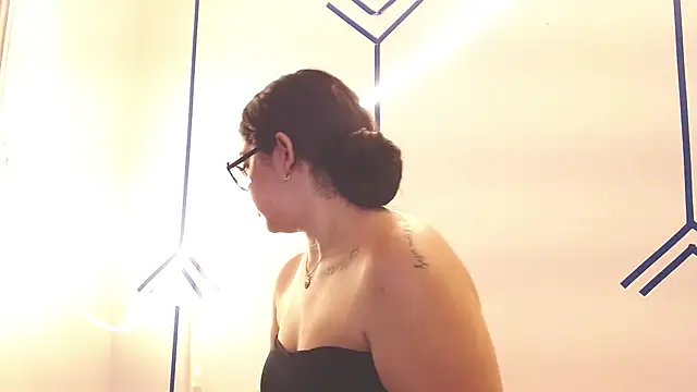 EsmeraldaSantoss online show from December 13, 2024, 1:01 pm