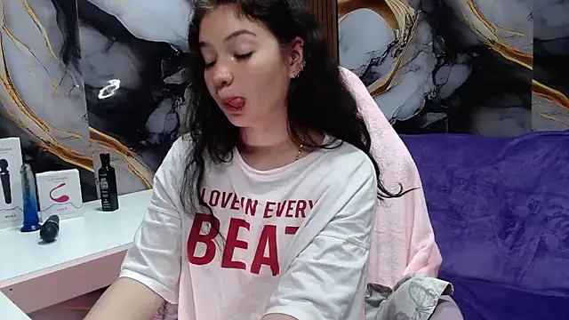 lilimini032 online show from June 22, 2026, 8:06 pm