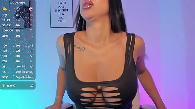 Emilyymilleer  online show from November 13, 2025, 5:01 pm