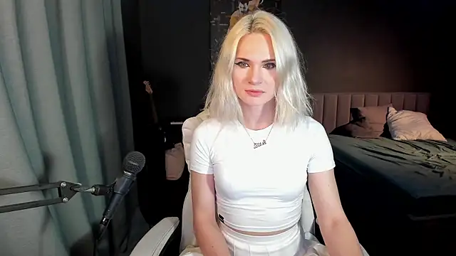 Snapshot of Milena_marshmalows chatting on February 23, 2025, 11:04 pm Milena marshmalows online show from February 23, 2025, 11:04 pm