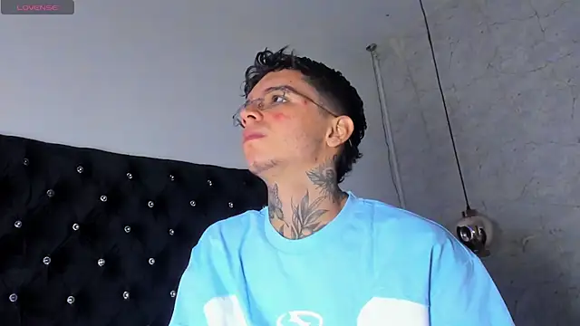 Snapshot of Ian_Castillo_ chatting on October 21, 2025, 11:11 am Ian Castillo online show from October 21, 2025, 11:11 am