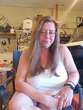 Snapshot of MsShelby40 chatting on June 2, 2026, 10:12 pm MsShelby40 online show from June 2, 2026, 10:12 pm