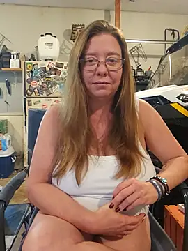 Snapshot of MsShelby40 chatting on August 5, 2026, 5:49 pm MsShelby40 online show from August 5, 2026, 5:49 pm