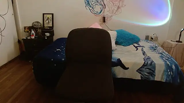 fenixmfx19 online show from March 17, 2025, 7:04 pm