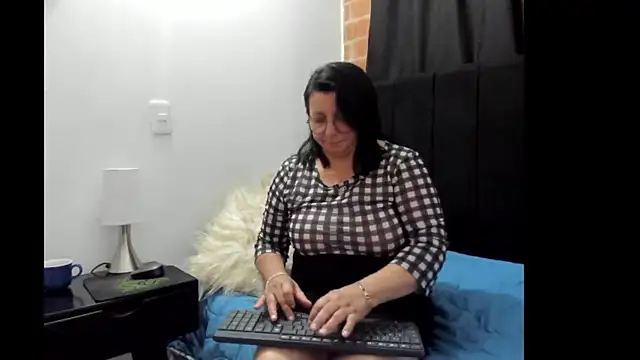 Snapshot of Evaaross_2345 chatting on January 22, 2025, 11:21 pm Evaaross 2345 online show from January 22, 2025, 11:21 pm