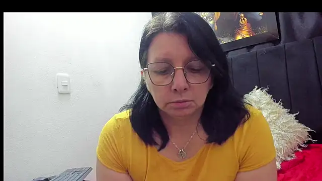 Snapshot of Evaaross_2345 chatting on November 19, 2025, 9:48 pm Evaaross 2345 online show from November 19, 2025, 9:48 pm