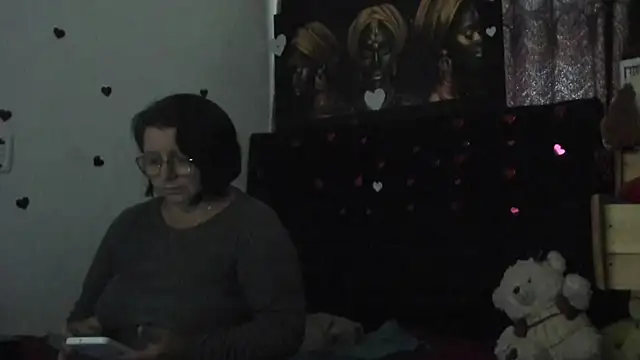 Evaaross 2345 online show from April 30, 2026, 12:33 pm