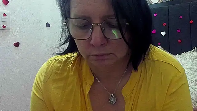 Snapshot of Evaaross_2345 chatting on May 18, 2026, 1:17 pm Evaaross 2345 online show from May 18, 2026, 1:17 pm