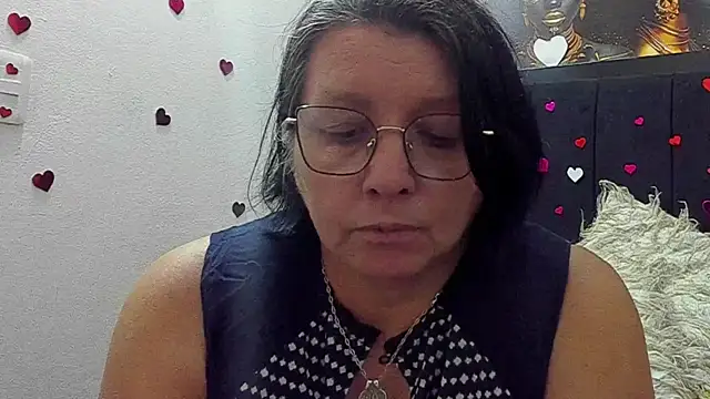 Snapshot of Evaaross_2345 chatting on May 19, 2026, 8:15 pm Evaaross 2345 online show from May 19, 2026, 8:15 pm