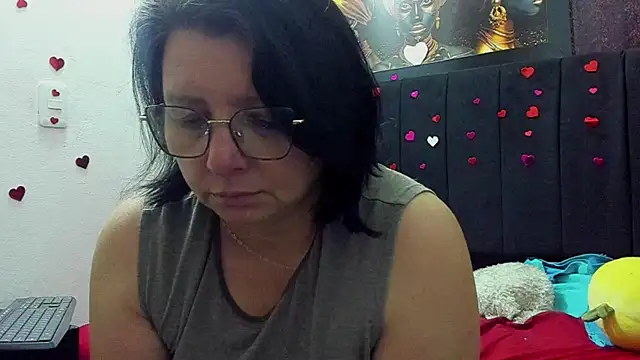 Snapshot of Evaaross_2345 chatting on June 15, 2026, 2:52 pm Evaaross 2345 online show from June 15, 2026, 2:52 pm