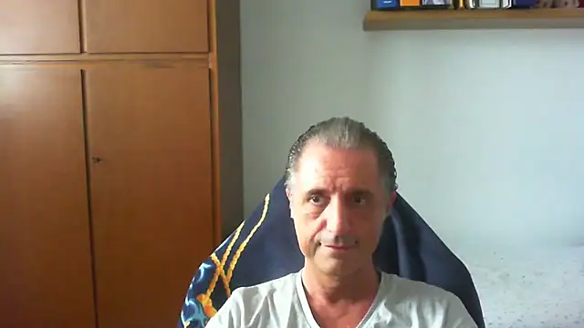 Snapshot of lliuk70mi chatting on June 2, 2026, 11:34 am lliuk70mi online show from June 2, 2026, 11:34 am