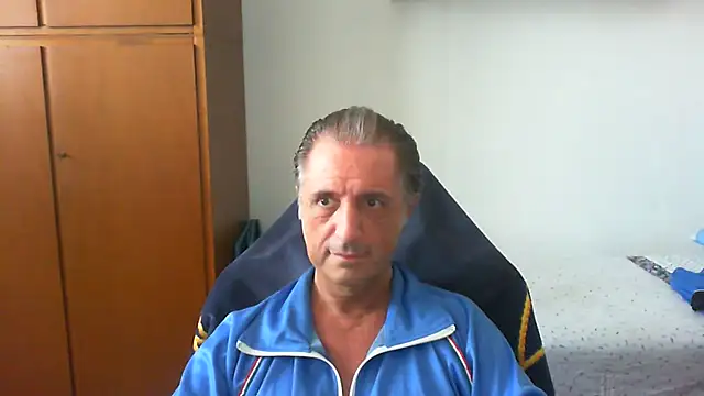 Snapshot of lliuk70mi chatting on June 7, 2026, 11:36 am lliuk70mi online show from June 7, 2026, 11:36 am