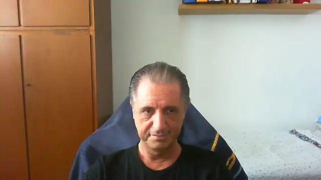 Snapshot of lliuk70mi chatting on June 8, 2026, 11:32 am lliuk70mi online show from June 8, 2026, 11:32 am