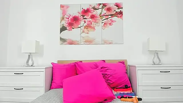 Snapshot of TiaRussel chatting on February 27, 2026, 9:37 pm TiaRussel online show from February 27, 2026, 9:37 pm