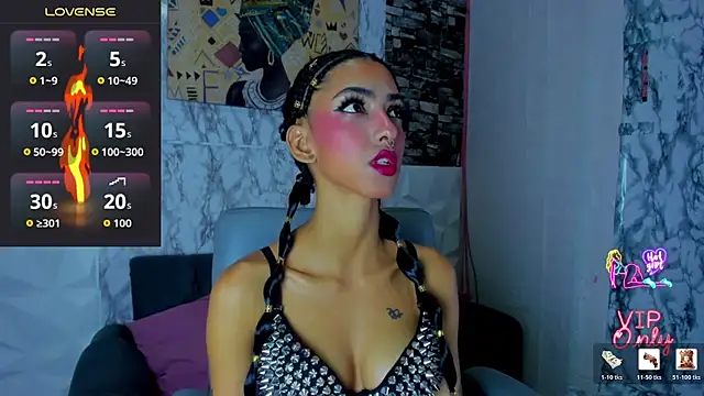 Snapshot of Queen_Cuarxxo chatting on July 14, 2026, 12:35 am Queen Cuarxxo online show from July 14, 2026, 12:35 am