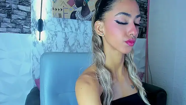 Snapshot of Queen_Cuarxxo chatting on July 19, 2026, 11:19 pm Queen Cuarxxo online show from July 19, 2026, 11:19 pm